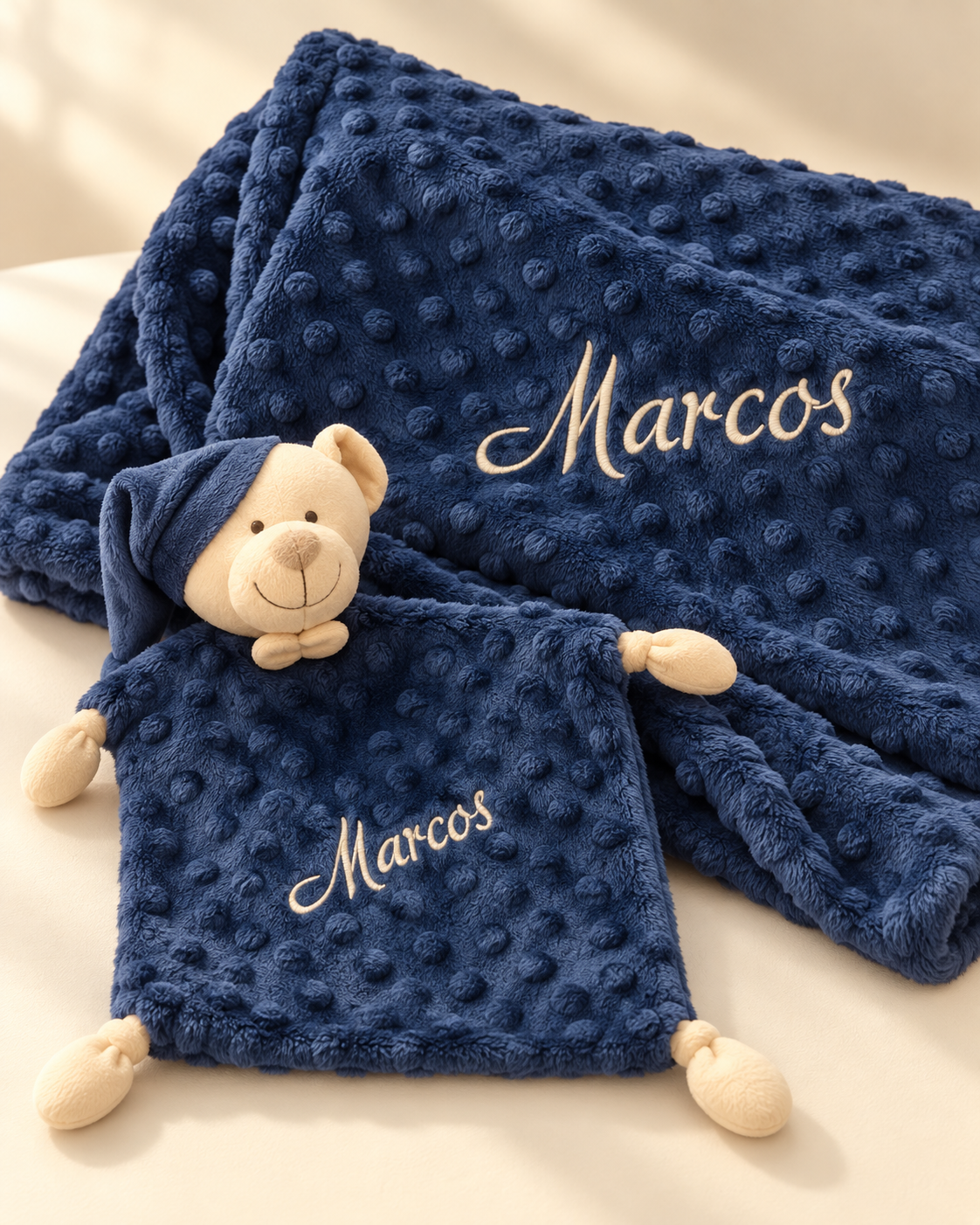 Manta y doudou de bebé azul marino bordados con el nombre Marcos
